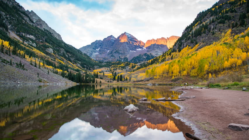 Sunrise reflection with snow dusting at Maroon Bells 4K UHD Time-lapse ...